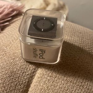 Apple IPOD shuffle 2gb brand new gray
